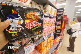 Khách hàng chọn mua mỳ ăn liền tại cửa hàng ở Seoul, Hàn Quốc. (Ảnh: Yonhap/TTXVN)
