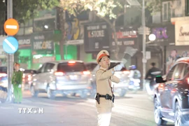 Lực lượng chức năng điều tiết giao thông trên phố Kim Mã. (Ảnh: Lê Đông/TTXVN)