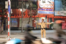 Lực lượng chức năng điều tiết giao thông tại nút giao Kim Mã-Giang Văn Minh. (Ảnh: Lê Đông/TTXVN)