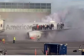 Máy bay American Airlines hạ cánh khẩn cấp do phát hiện có khói