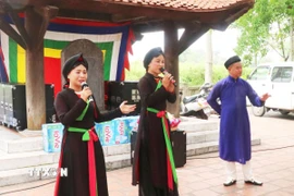 Hát dân ca quan họ tại Lễ hội Đền Đô. (Ảnh: Đỗ Huyền/TTXVN)