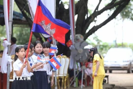 Học sinh Trường Tiểu học Hữu nghị Khmer-Việt Nam tỉnh Prey Veng hân hoan trong lễ khai giảng. (Ảnh: Huỳnh Thảo/TTXVN)