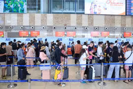 Người dân và du khách làm thủ tục tại nhà ga nội địa T1 sân bay quốc tế Nội Bài trong ngày cuối cùng của kỳ nghỉ lễ 30/4-1/5. (Ảnh: Quốc KhánhTTXVN)