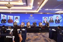 Tọa đàm “Kiến tạo niềm tin số trong kỷ nguyên AI - Phát huy trách nhiệm KOL trong xây dựng không gian mạng văn minh-lành mạnh-an toàn”. (Ảnh: Hồng Đạt/TTXVN)