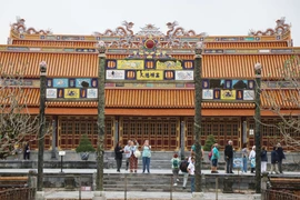 Những vị khách quốc tế đầu tiên tham quan Đại Nội Huế sáng 4/11, khi nơi này mở cửa trở lại sau các đợt lũ lớn. (Ảnh: Nguyên Lý/TTXVN)