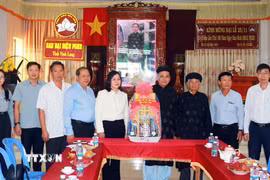 Đoàn công tác Sở Dân tộc và Tôn giáo tỉnh Vĩnh Long thăm, chúc mừng các chức việc tiêu biểu Phật giáo Hòa Hảo. (Ảnh: Phạm Minh Tuấn/TTXVN)