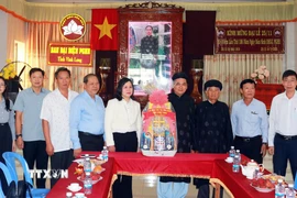 Đoàn công tác Sở Dân tộc và Tôn giáo tỉnh Vĩnh Long thăm, chúc mừng các chức việc tiêu biểu Phật giáo Hòa Hảo. (Ảnh: Phạm Minh Tuấn/TTXVN)