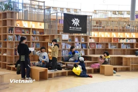 Học sinh của trường Manabiya Yumenomori say mê khám phá và vui chơi tại Quảng trường sách Wakuwaku. (Ảnh: Nguyễn Tuyến/Vietnam+)