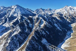 Toàn cảnh đường cao tốc Urumqi-Yuli, con đường chạy xuyên qua dãy núi Thiên Sơn ở Khu tự trị Tân Cương Duy Ngô Nhĩ, tây bắc Trung Quốc.. (Ảnh: Xinhua)