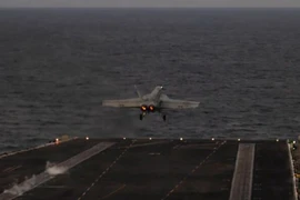 Một chiếc F/A-18E Super Hornet thuộc Phi đội Chiến đấu Cơ (VFA) 14 cất cánh từ sàn đáp của tàu sân bay lớp Nimitz USS Abraham Lincoln trên Biển Arab. (Ảnh: Hải quân Mỹ)