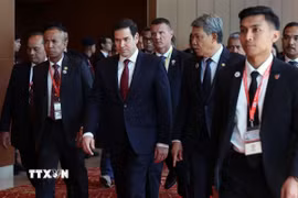 Bộ trưởng Ngoại giao Malaysia, Datuk Seri Mohamad Hasan đón chào Ngoại trưởng Mỹ Marco Rubio đến tham dự Hội nghị Bộ trưởng Ngoại giao ASEAN-Mỹ. (Ảnh: Hằng Linh/TTXVN)
