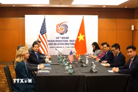 Phó Thủ tướng, Bộ trưởng Ngoại giao Bùi Thanh Sơn (thứ ba, phải) trong cuộc gặp với Ngoại trưởng Mỹ Marco Rubio (thứ ba, trái). (Ảnh: Hằng Linh/TTXVN)