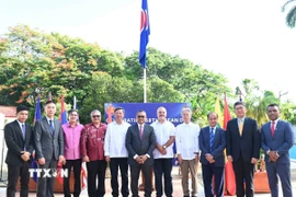 Đại sứ các nước thành viên ASEAN tại Cuba cùng quan khách chụp ảnh chung. (Ảnh: Việt Hùng/TTXVN)