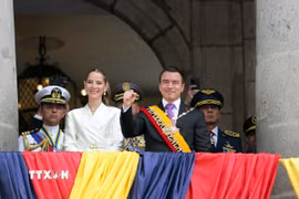 Ông Daniel Noboa (phải, phía trước) tại lễ tuyên thệ nhậm chức Tổng thống Ecuador ở thủ đô Quito ngày 24/5/2025. (Ảnh: THX/TTXVN)