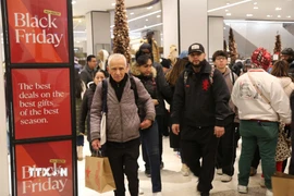 Người tiêu dùng mua sắm dịp Black Friday tại New York, Mỹ. (Ảnh: THX/TTXVN)