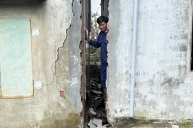 Một ngôi nhà của người dân thôn Vĩnh Xuân, xã Tuy An Tây (Đắk Lắk) bị tách đôi do hiện tượng sụt lún và sạt lở đất. (Ảnh: Tường Quân/TTXVN)