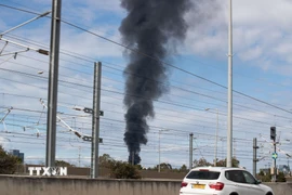 Khói bốc lên tại thành phố Tel Aviv, Israel ngày 28/2/2026. (Ảnh: THX/TTXVN)