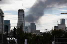 Khói bốc lên tại thành phố Tel Aviv, Israel sau các vụ phóng tên lửa đáp trả của Iran hướng tới lãnh thổ Israel, ngày 28/2/2026. (Ảnh: THX/TTXVN)