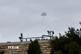 Khói trên bầu trời khu vực Jerusalem, Israel ngày 28/2/2026. (Ảnh: THX/TTXVN)