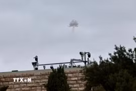 Khói trên bầu trời khu vực Jerusalem, Israel ngày 28/2/2026. (Ảnh: THX/TTXVN)