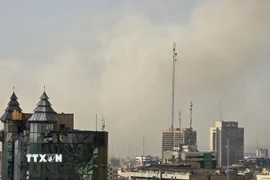 Khói bốc lên từ khu dân cư sau một tiếng nổ lớn ở thủ đô Tehran, Iran ngày 28/2/2026. (Ảnh: Anadolu Agency/TTXVN)