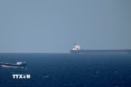 Tàu chở dầu hướng về eo biển Hormuz. (Ảnh: AFP/TTXVN)