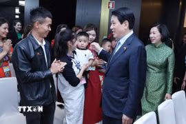 Chủ tịch nước Lương Cường và Phu nhân với đại diện cộng đồng người Việt Nam tại Angola. (Ảnh: Lâm Khánh/TTXVN)