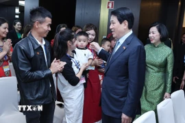 Chủ tịch nước Lương Cường và Phu nhân với đại diện cộng đồng người Việt Nam tại Angola. (Ảnh: Lâm Khánh/TTXVN)