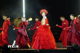 Hoà Minzy trình diễn ca khúc "Bắc Bling" đậm màu sắc dân tộc. (Ảnh: Thu Hương/TTXVN)