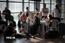 Hành khách tại sân bay quốc tế Ben Gurion gần Tel Aviv, Israel. (Ảnh: THX/TTXVN)