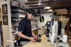 Anh Martin, đồng sáng lập thương hiệu cà phê “PHIN MI” tự tay pha chế phục vụ khách. (Ảnh: Hữu Chiến/TXVN)