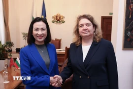 Chủ tịch Quốc hội Nataliya Kiselova chúc mừng Đại sứ Nguyễn Thị Minh Nguyệt nhận nhiệm vụ công tác, chúc mừng Việt Nam nhân dịp kỷ niệm 80 năm Quốc khánh và 75 năm thiết lập quan hệ ngoại giao Việt Nam-Bulgaria. (Ảnh: TTXVN phát)