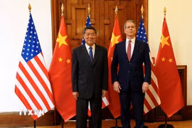 Phó Thủ tướng Trung Quốc Hà Lập Phong (trái) và Bộ trưởng Tài chính Mỹ Scott Bessent trong cuộc đàm phán tại Madrid, Tây Ban Nha ngày 14/9/2025. (Ảnh: THX/TTXVN)