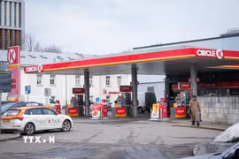 Một trạm xăng ở Riga, Latvia. (Ảnh: THX/TTXVN)