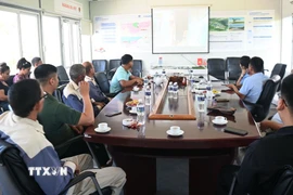 Các công nhân, kỹ sư Việt Nam và Cuba của Chương trình Hợp tác Sản xuất Lúa gạo Việt Nam-Cuba tại Pinar del Río cùng theo dõi bộ phim. (Ảnh: Việt Hùng/TTXVN)