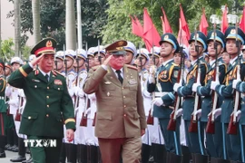 Bộ trưởng Bộ Quốc phòng Phan Văn Giang và Bộ trưởng Bộ các Lực lượng vũ trang Cách mạng Cuba Alvaro Lopez Miera duyệt Đội Danh dự Quân đội nhân dân Việt Nam. (Ảnh: Trọng Đức/TTXVN)