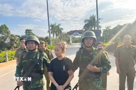 Lê Thọ Cẩm Cát bị Tòa án nhân dân thành phố Đà Nẵng tuyên phạt 13 năm tù giam về hai tội danh “Lừa đảo chiếm đoạt tài sản” và “Làm giả con dấu, tài liệu của cơ quan, tổ chức”. (Ảnh: TTXVN phát)