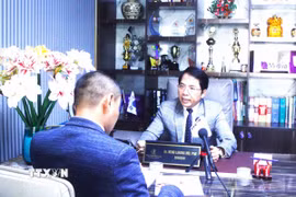 Tiến sỹ, bác sỹ Heng LiHong, Giám đốc Bệnh viện Med115 Polyclinic Phnom Penh (Campuchia) trả lời phỏng vấn phóng viên TTXVN. (Ảnh: Hoàng Minh/TTXVN)