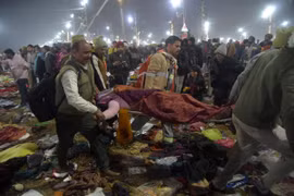 Lực lượng cứu hộ chuyển nạn nhân sau vụ giẫm đạp tại lễ hội tôn giáo Kumbh Mela ở thành phố Prayagraj, bang Uttar Pradesh, Ấn Độ ngày 29/1/2025. (Ảnh: THX/TTXVN)