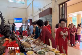Mâm lễ cúng Bác có đầy đủ các món truyền thống của Tết Việt. (Ảnh: TTXVN phát)