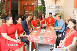 Đại sứ Nguyễn Minh Tâm đến thăm, chúc Tết gia đình ông Lê Dũng, nguyên Chủ tịch Thành hội người Việt Nam thủ đô Viêng Chăn, người có công trong công tác xây dựng hội. (Ảnh: Xuân Tú/TTXVN)