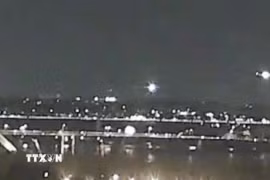 Hình ảnh trích từ video vụ va chạm giữa trực thăng quân đội Mỹ với máy bay chở khách của Hãng American Airlines giữa không trung và cả hai đã rơi xuống sông Potomac ở Washington, D.C., đêm 29/1/2025. (Ảnh: AA/TTXVN)