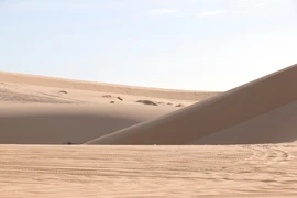 Những đồi cát cao vút trải dài với nhiều hình dạng độc đáo và thay đổi thường xuyên dưới tác động của gió, thu hút du khách khi đến tham quan Bàu Trắng. (Ảnh: Nguyễn Thanh/TTXVN)