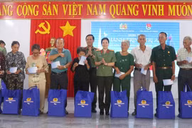 Tặng quà cho các thương binh, bệnh binh, cựu chiến binh có hoàn cảnh khó khăn trên địa bàn phường Thới Sơn, tỉnh An Giang. (Ảnh: Công Mạo/TTXVN)
