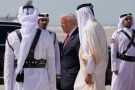 Tổng thống Donald Trump được Quốc vương Qatar Sheikh Tamim bin Hamad Al Thani chào đón khi ông đến Sân bay Quốc tế Hamad ở Doha, Qatar. (Ảnh: AP)