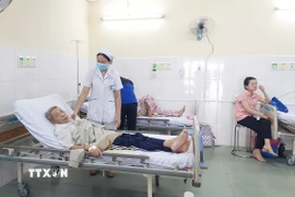 Người dân Cần Giờ thực hiện khám, chữa bệnh tại Bệnh viện Từ Dũ cơ sở 2. (Ảnh: Đinh Hằng/TTXVN)