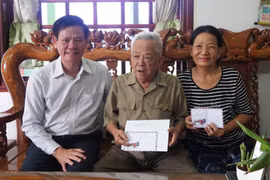 Thăm hỏi, tri ân và tặng quà các gia đình có công với cách mạng tại xã Bình Sơn tỉnh Quảng Ngãi. (Ảnh: Cao Nguyên/TTXVN)