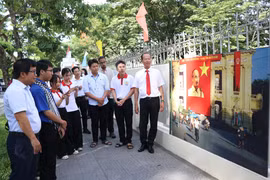 Khách tham quan triển lãm. (Ảnh: Mai Trang/TTXVN)
