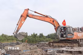 Thi công tại các hạng mục của cao tốc Cà Mau-Đất Mũi. (Ảnh: Tuấn Phi/TTXVN)