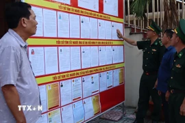 Tổ tuyên truyền bầu cử của Đồn Biên phòng Bến Đá, Ban chỉ huy Bộ đội Biên phòng Thành phố Hồ Chí Minh, giới thiệu tiểu sử các đại biểu cùng chương trình hành động để các cử tri theo dõi, sáng suốt lựa chọn những ứng viên phù hợp. (Ảnh: Huỳnh Sơn/TTXVN)